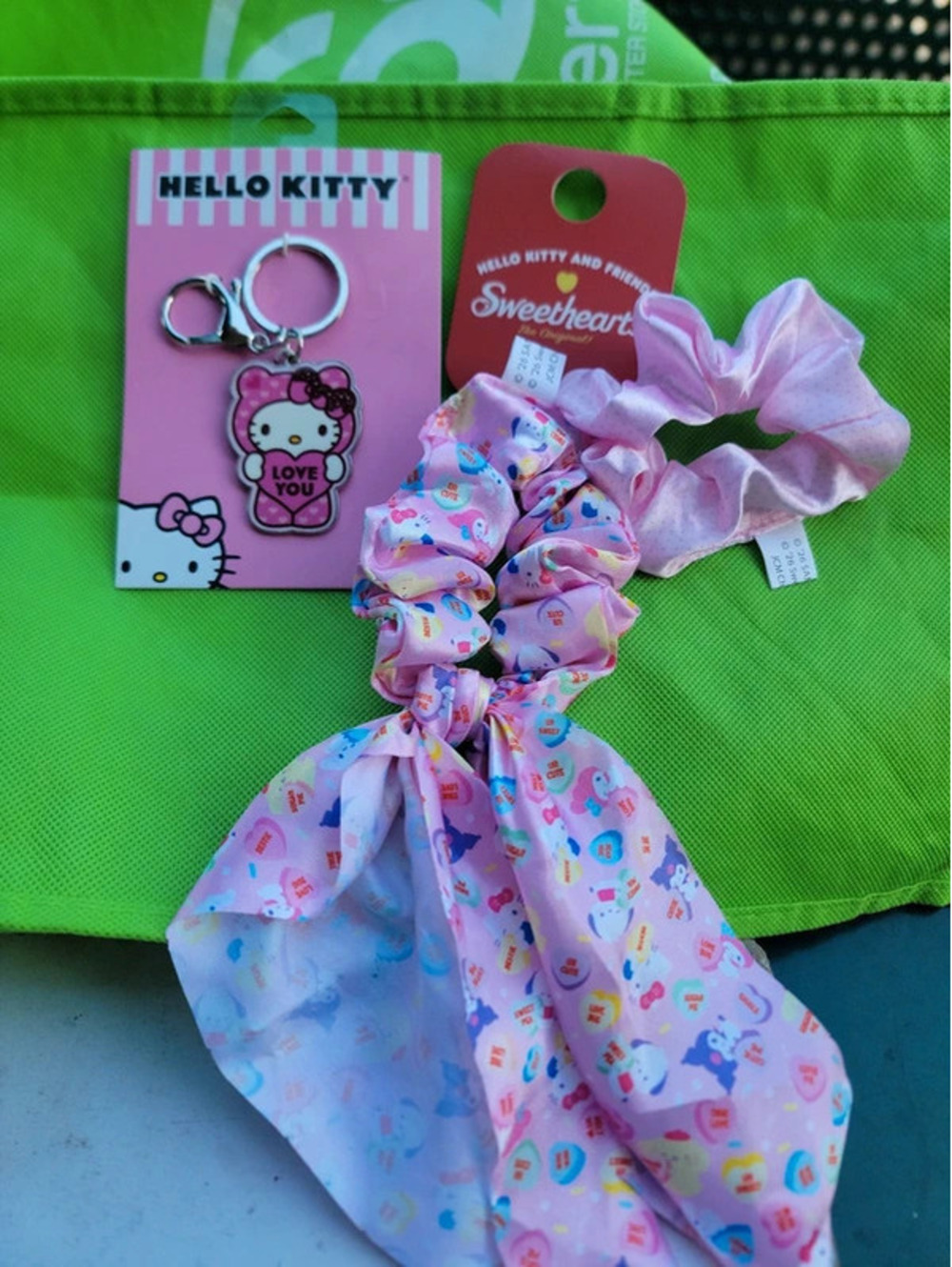 Hello kitty keychain and hair bow set